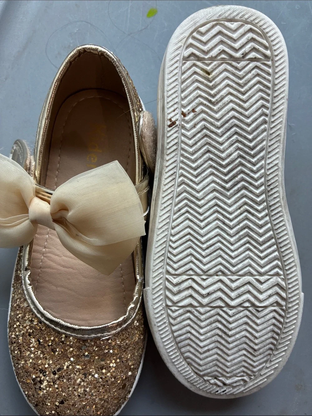 6️⃣ Girls' Glitter Bow Mary Jane Dress Shoes in Gold